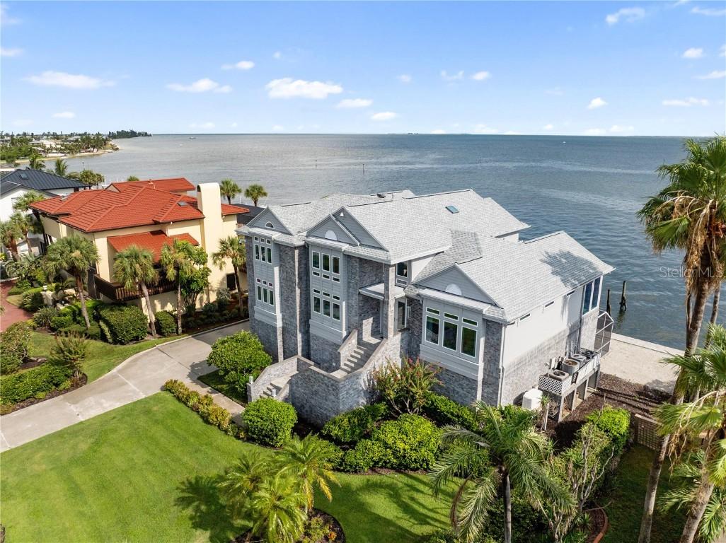 709 Key Royale Dr., Holmes Beach, FL 34217
