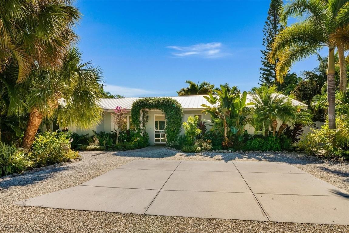 207 Peacock Ln., Bradenton Beach, FL 34217