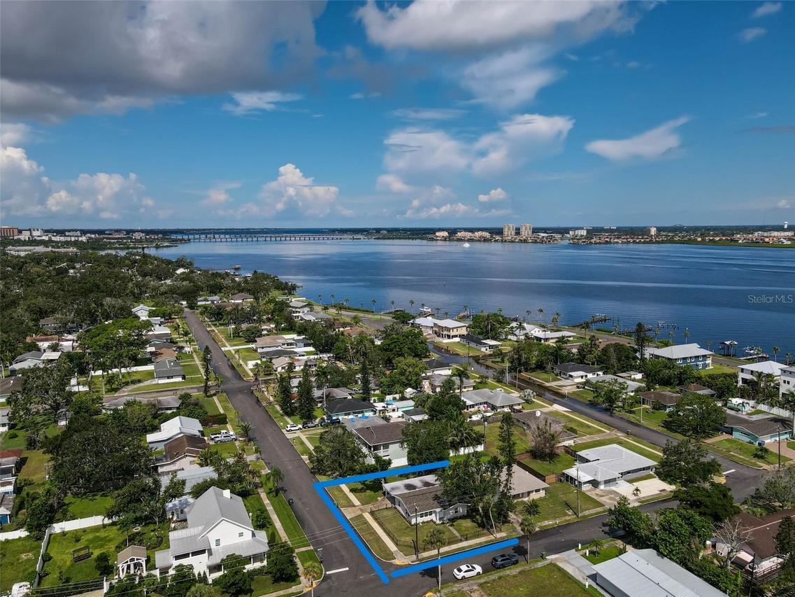 102 20th St., Bradenton, FL 34208