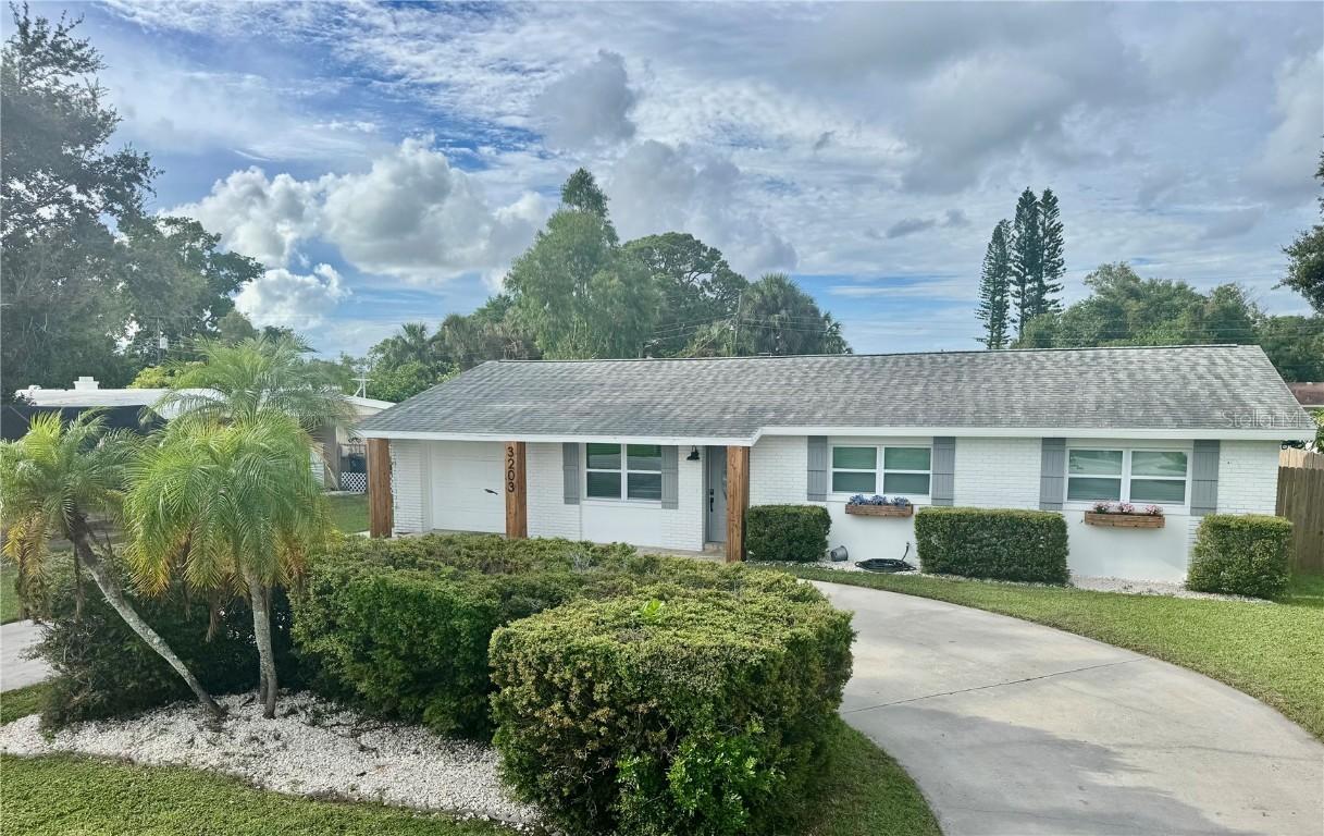 3203 52nd Avenue Dr., Bradenton, FL 34207