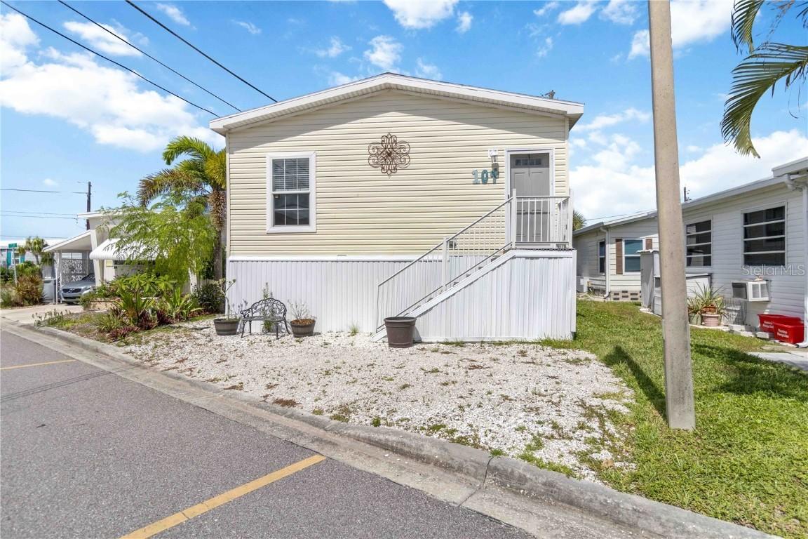 104 1st Ave., Venice, FL 34285