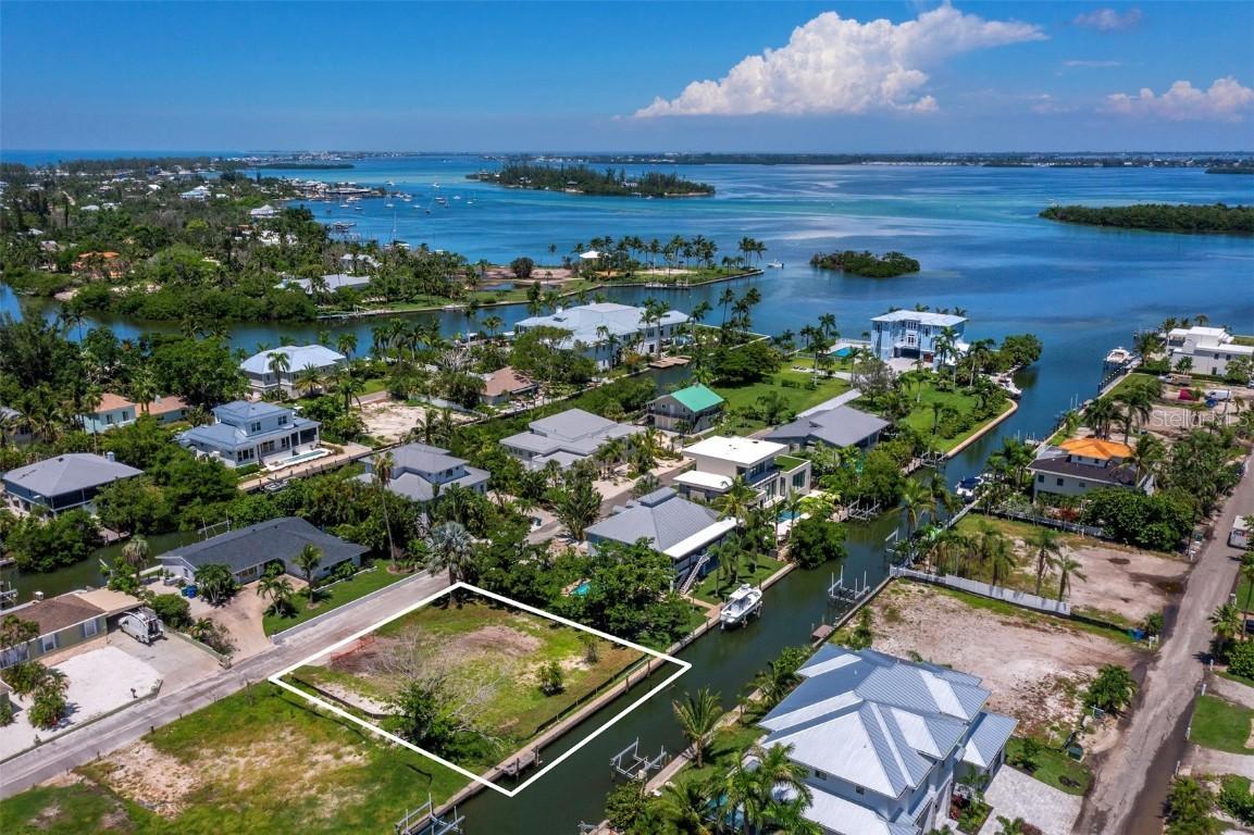 570 De Narvaez Dr., Longboat Key, FL 34228