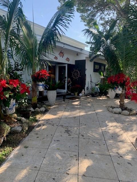 300 Garden Ln., Sarasota, FL 34242