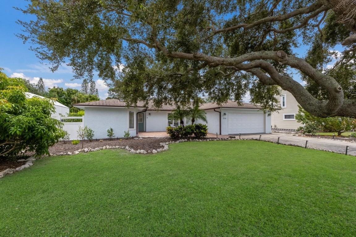 7711 25th Ave., Bradenton, FL 34209