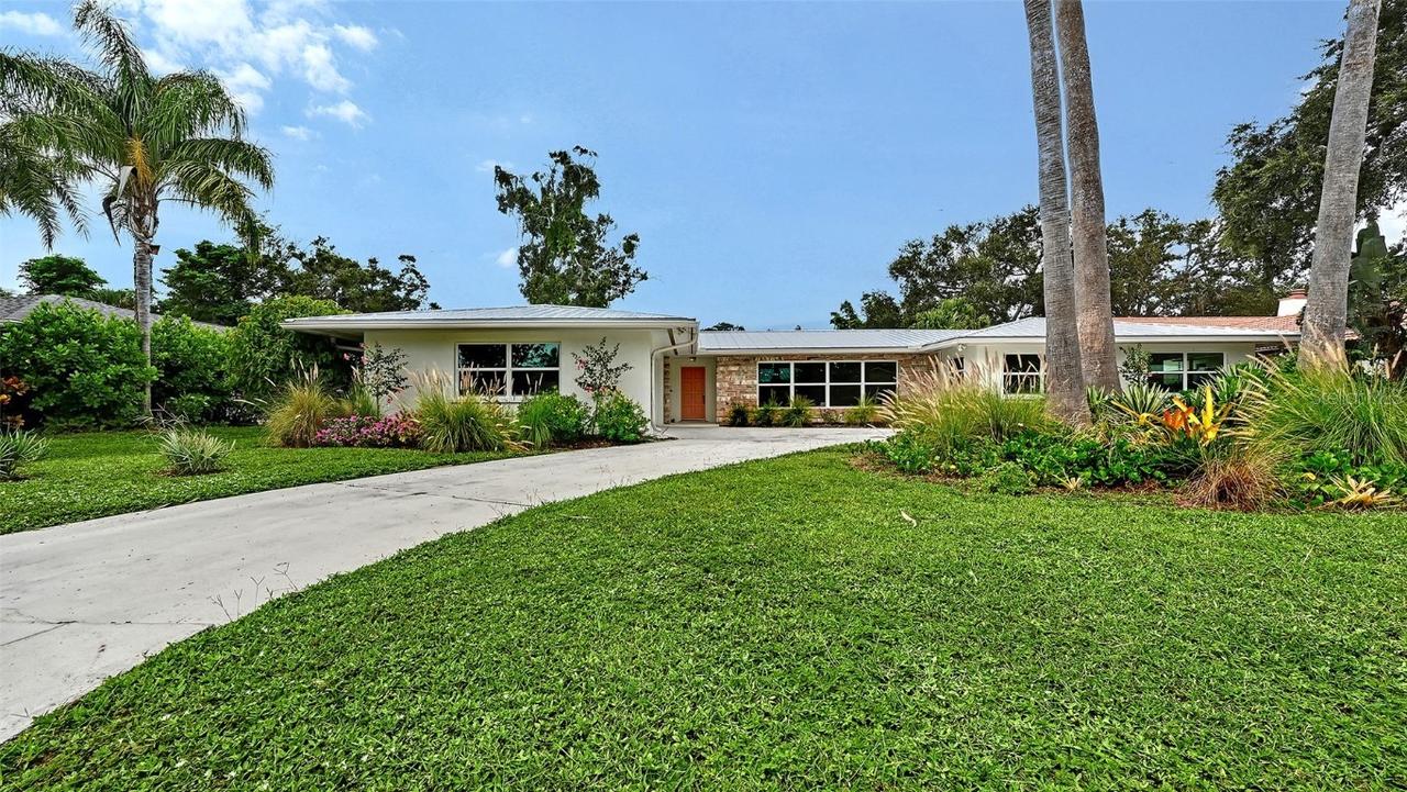 2516 Tanglewood Dr., Sarasota, FL 34239