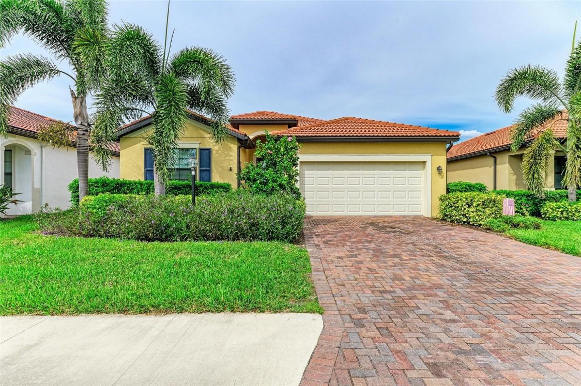 10221 Loch Lomond Dr., Bradenton, FL 34211