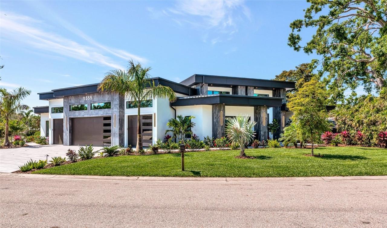 1555 Eastbrook Dr., Sarasota, FL 34231