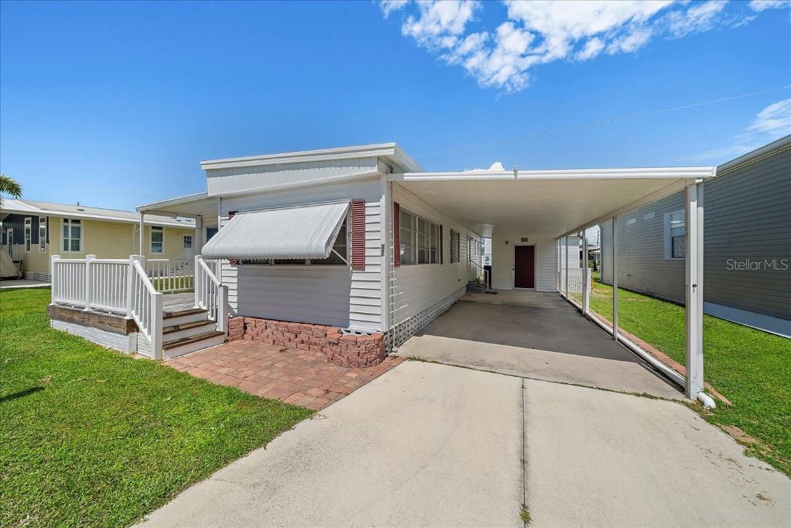 17 Flores Dr., Palmetto, FL 34221