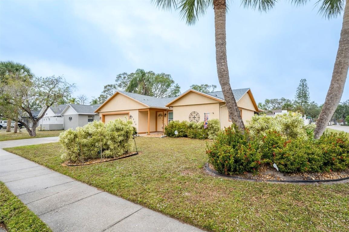 2935 Woodpine Cir., Sarasota, FL 34231