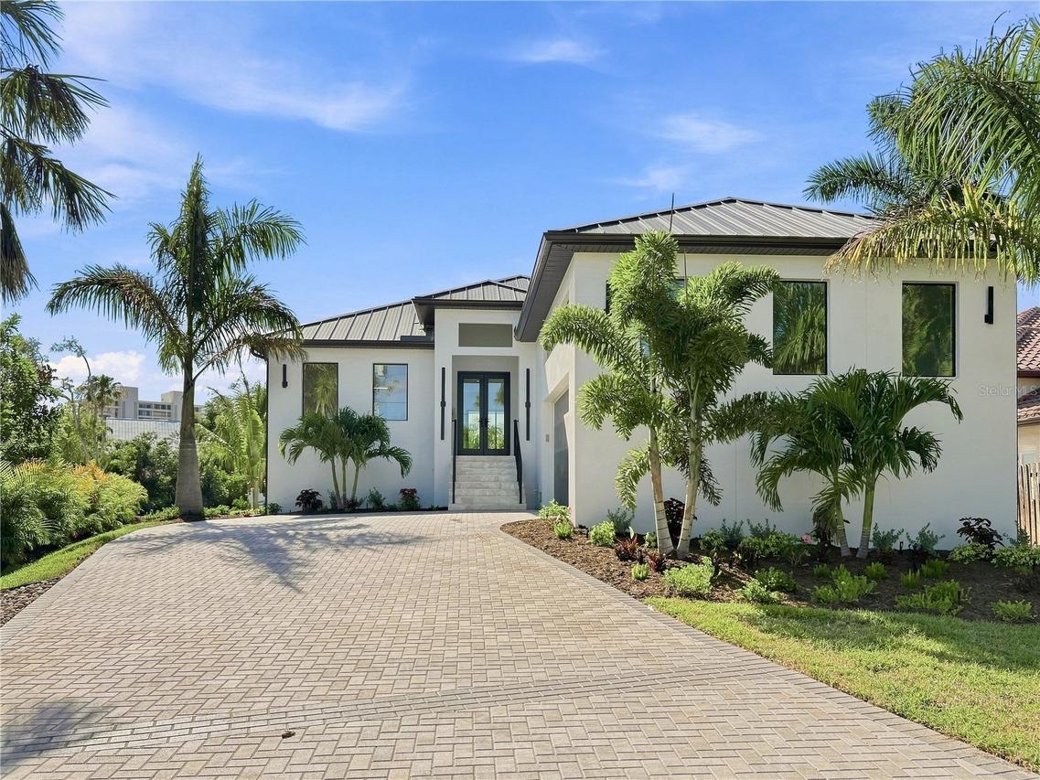 276 Island Cir., Sarasota, FL 34242