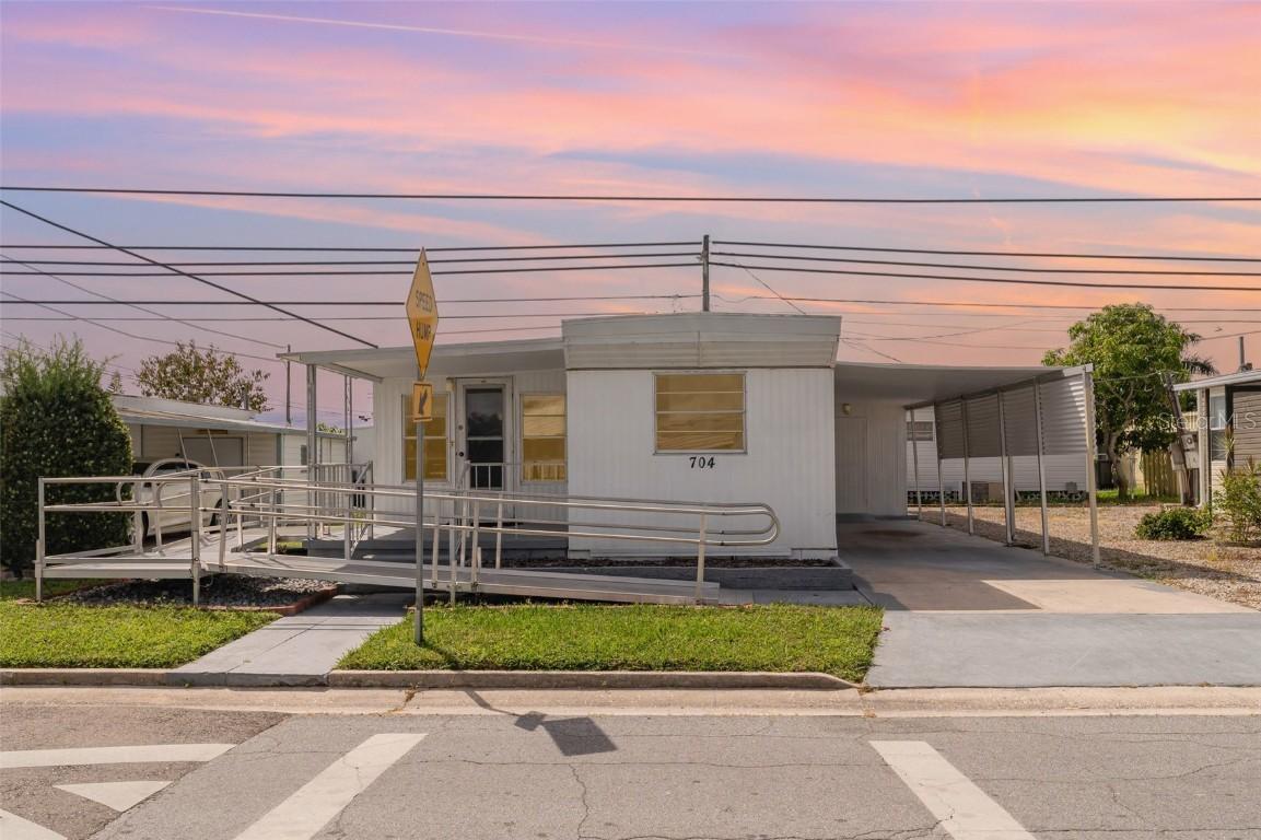 704 49th Ave., Bradenton, FL 34207