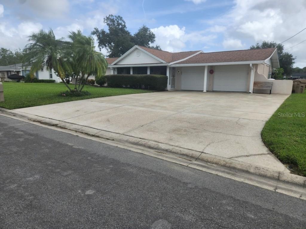26630 Cayman Dr., Tavares, FL 32778