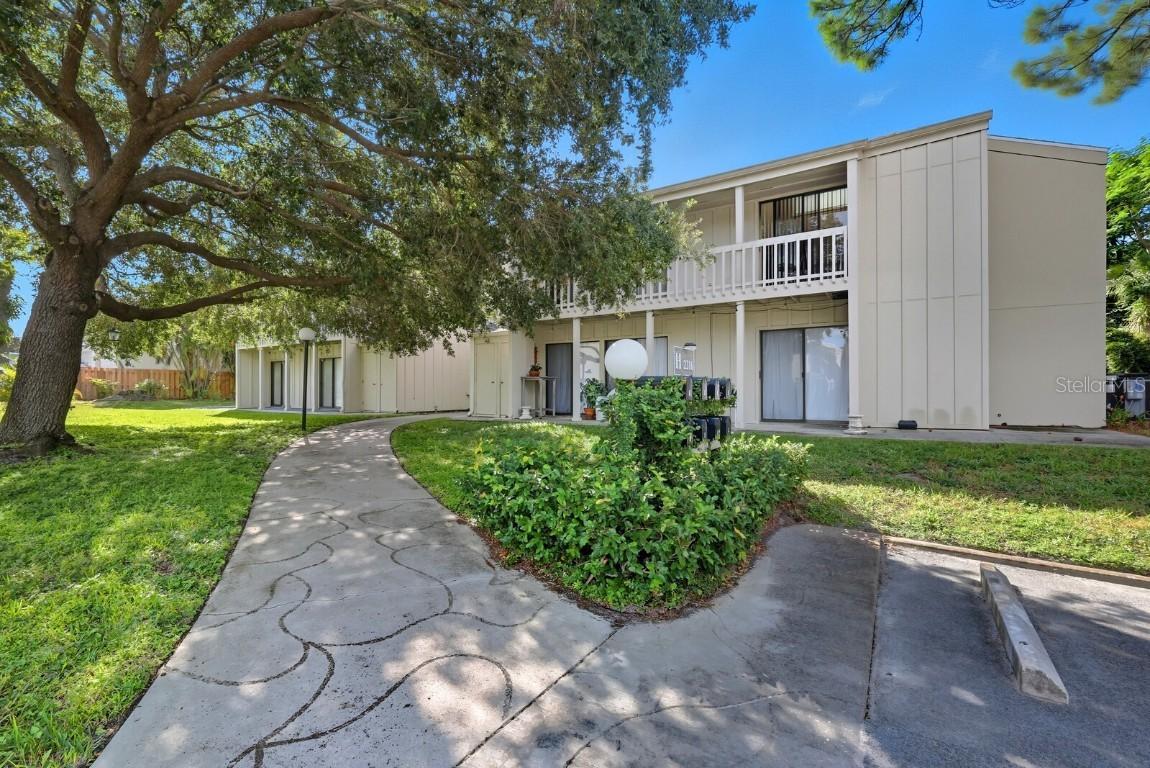 2216 Bahia Vista St. #H1, Sarasota, FL 34239