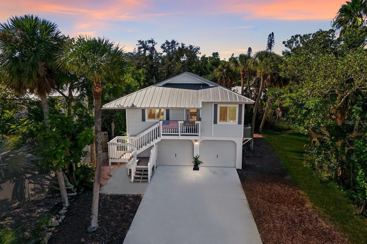 221 Island Cir., Sarasota, FL 34242