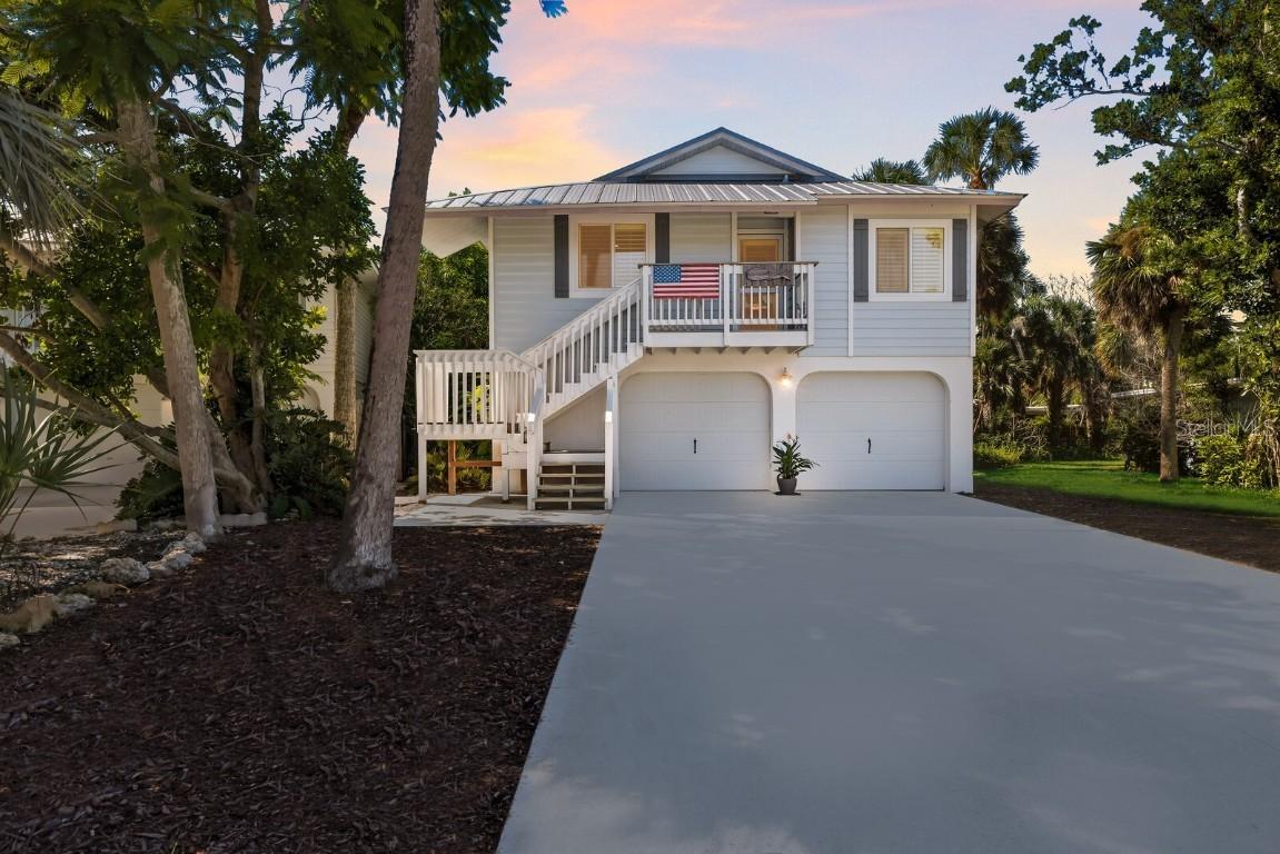 221 Island Cir., Sarasota, FL 34242