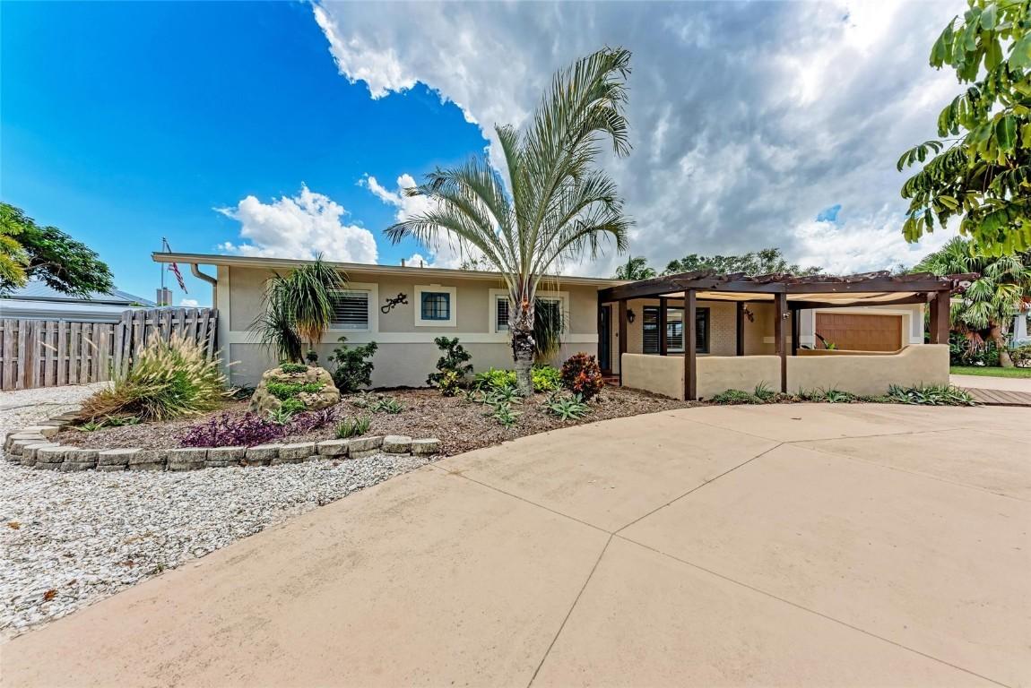 724 Hillcrest Dr., Bradenton, FL 34209