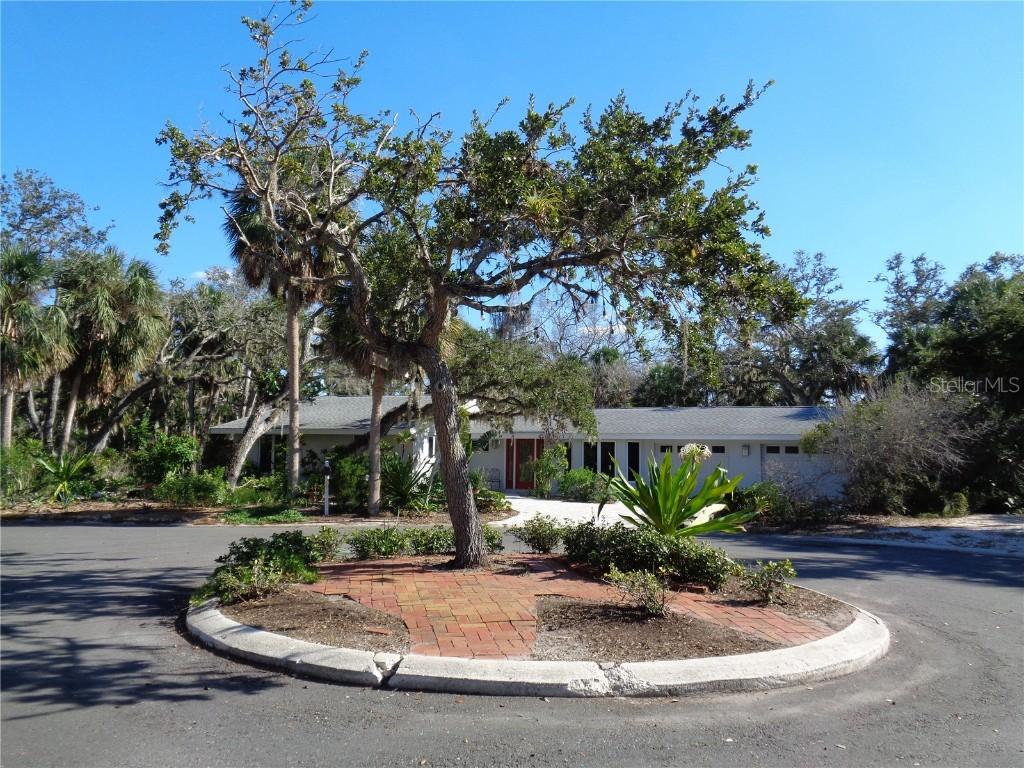 4894 Oxford Dr., Sarasota, FL 34242