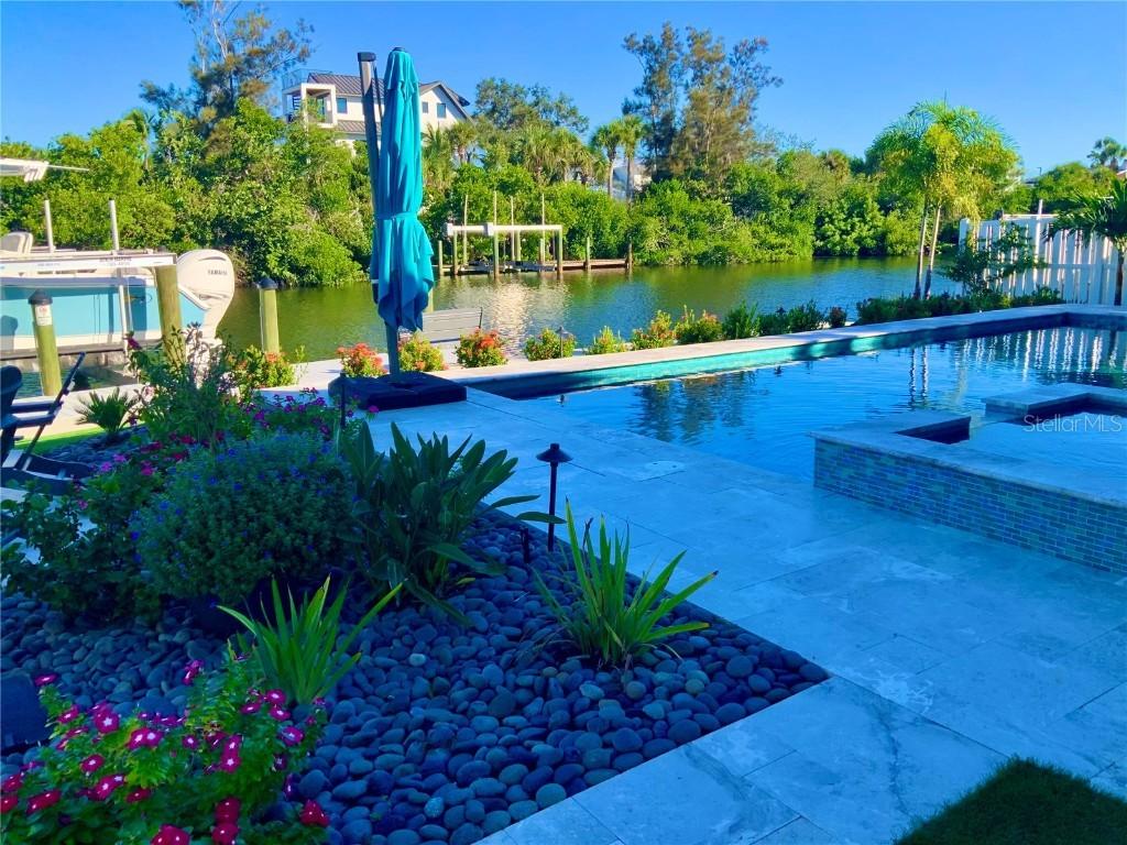 262 Island Cir., Sarasota, FL 34242