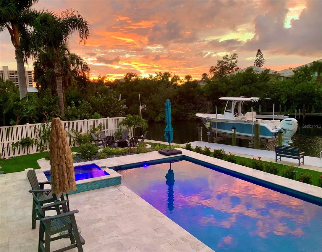 262 Island Cir., Sarasota, FL 34242