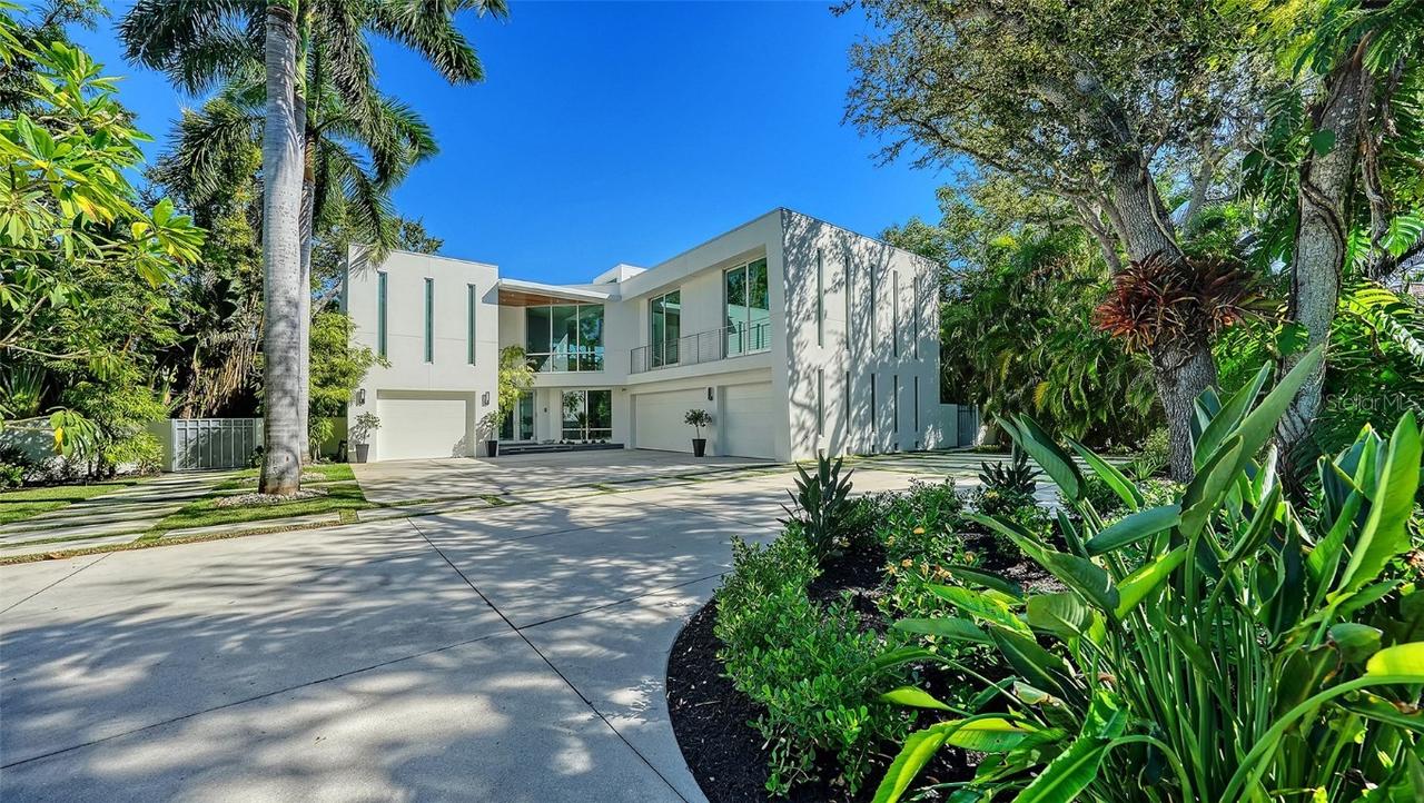 251 Cedar Park Cir., Sarasota, FL 34242