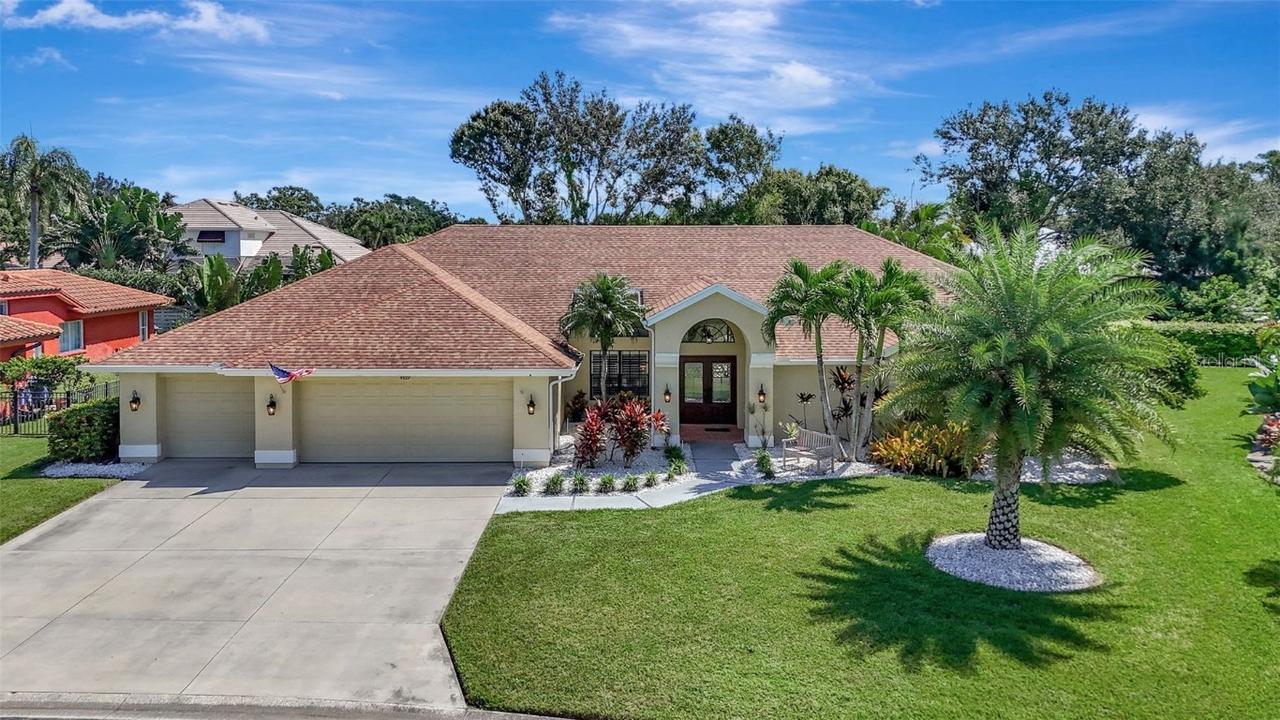 4939 Fallcrest Cir., Sarasota, FL 34233