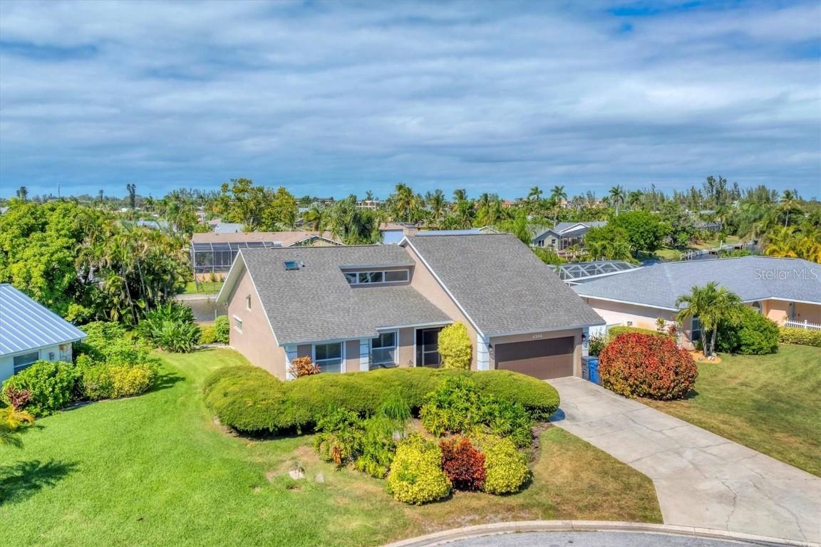 4704 Coral Lake Dr., Bradenton, FL 34210