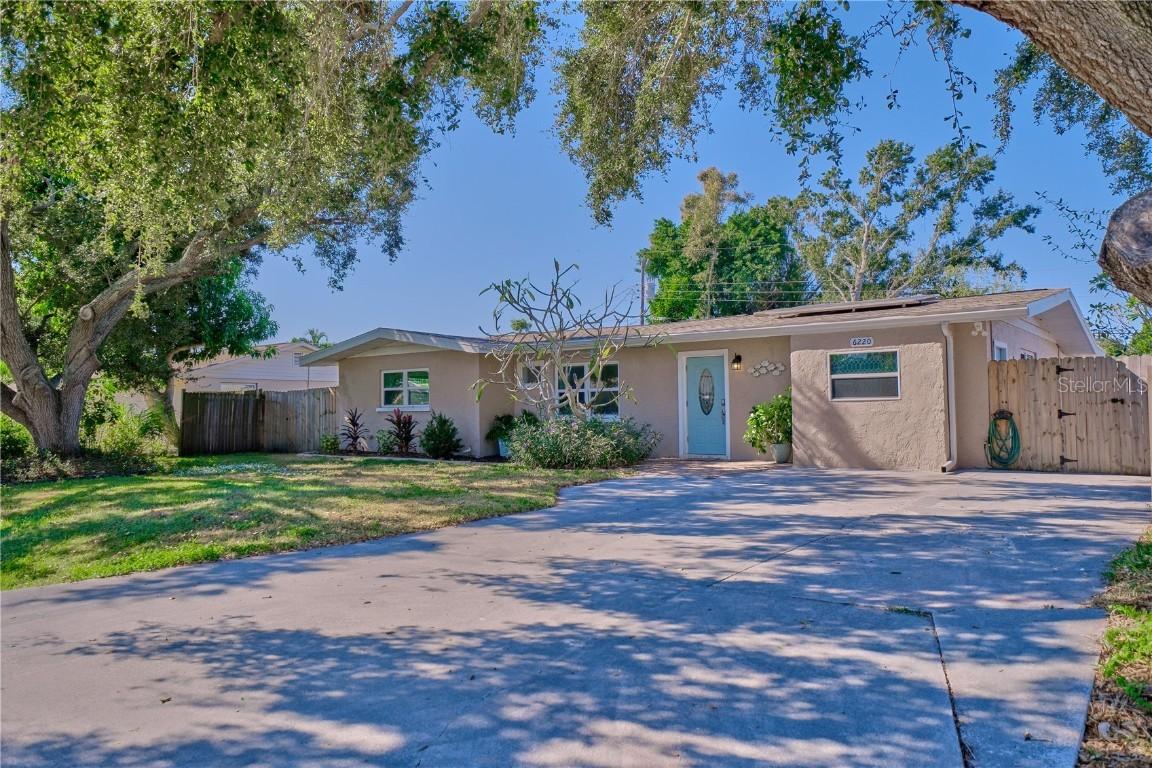 6220 Murdock Ave., Sarasota, FL 34231