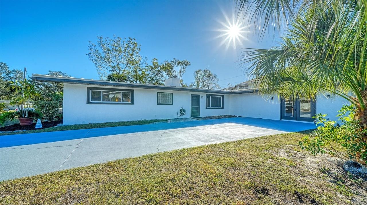 2452 Whippoorwill Cir., Sarasota, FL 34231
