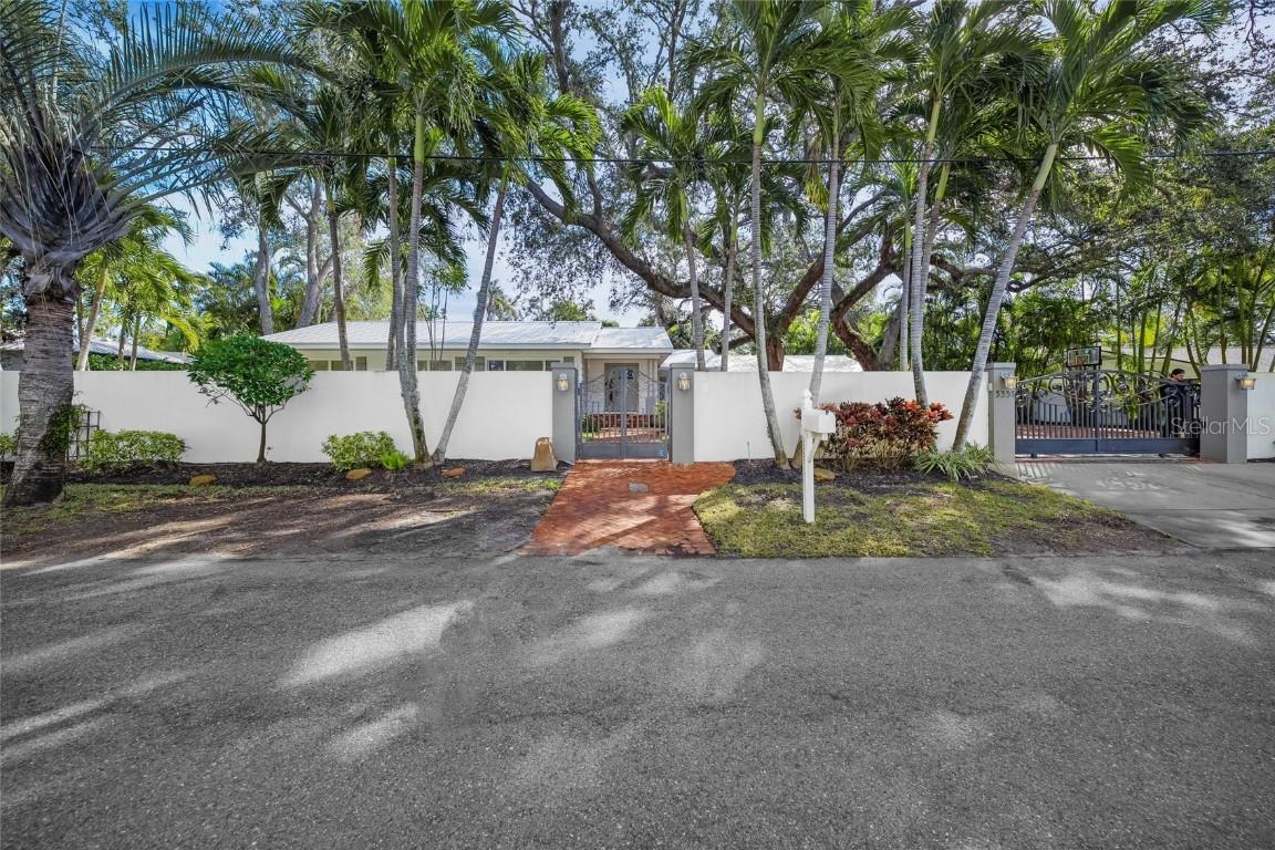 3331 Old Oak Dr., Sarasota, FL 34239
