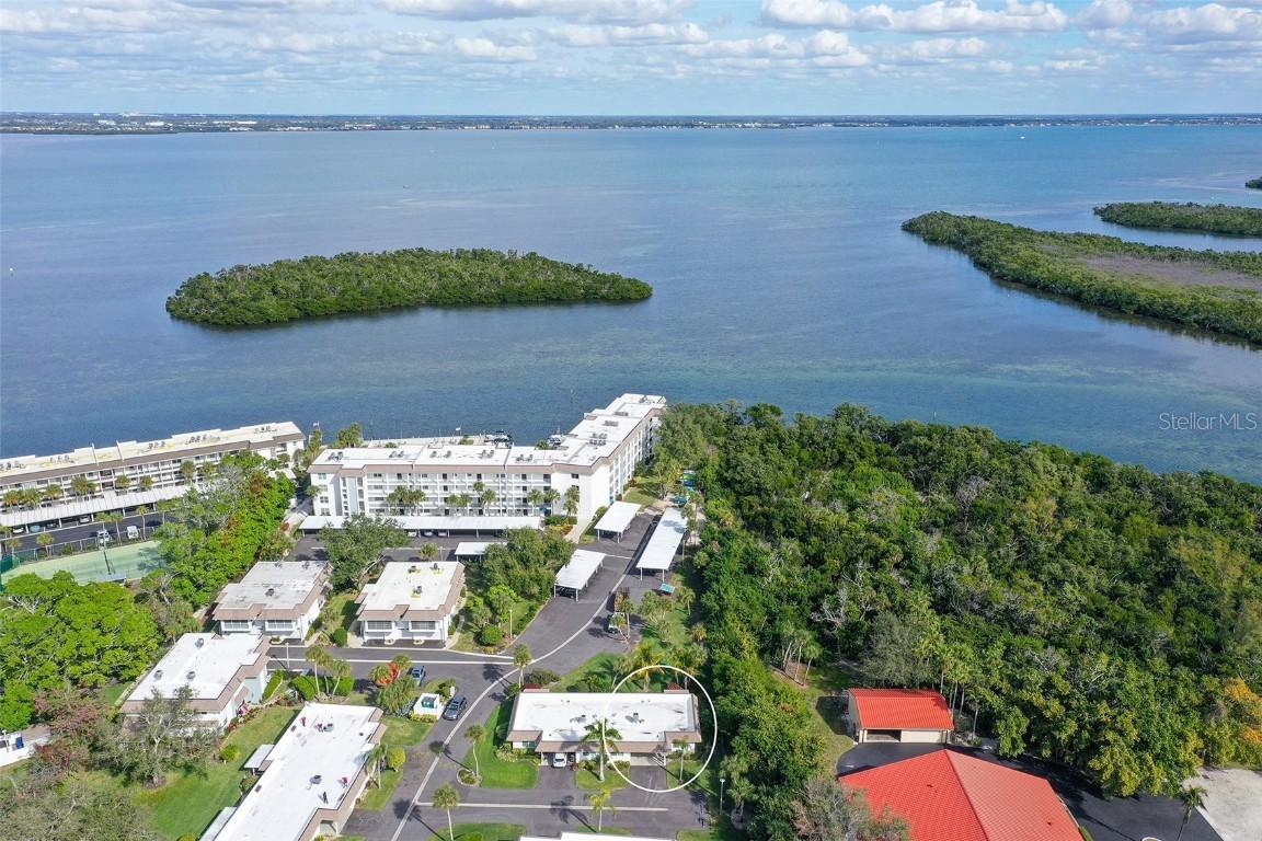 576 Sutton Pl., Longboat Key, FL 34228