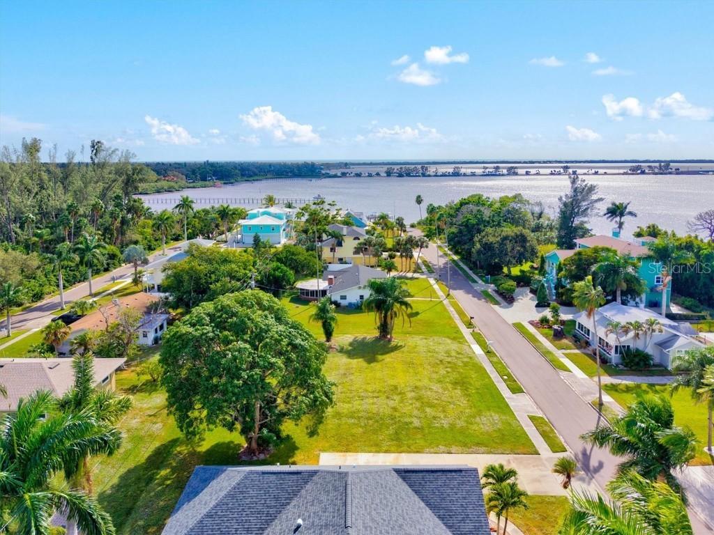 511 84th St., Bradenton, FL 34209