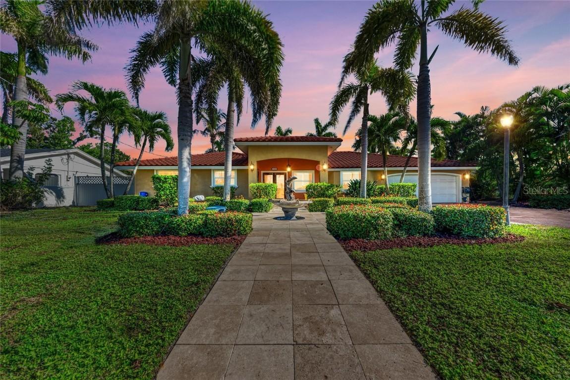 608 Hampshire Ln., Holmes Beach, FL 34217