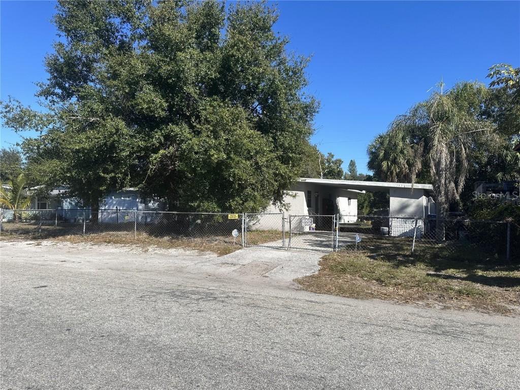 2827 22nd St., Bradenton, FL 34205