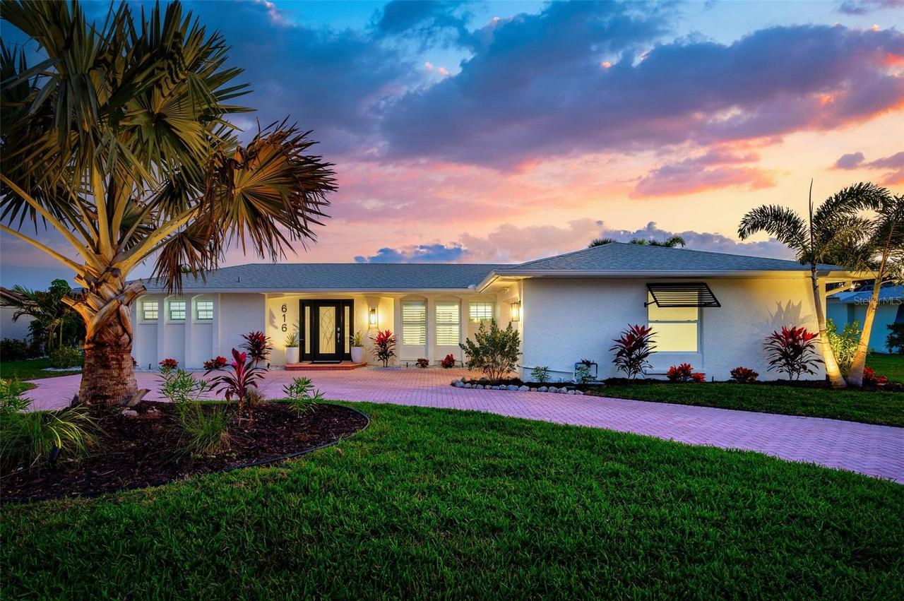 616 Foxworth Ln., Holmes Beach, FL 34217