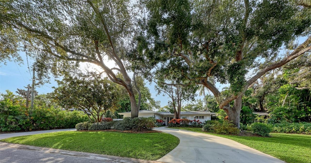 1672 Shoreland Dr., Sarasota, FL 34239
