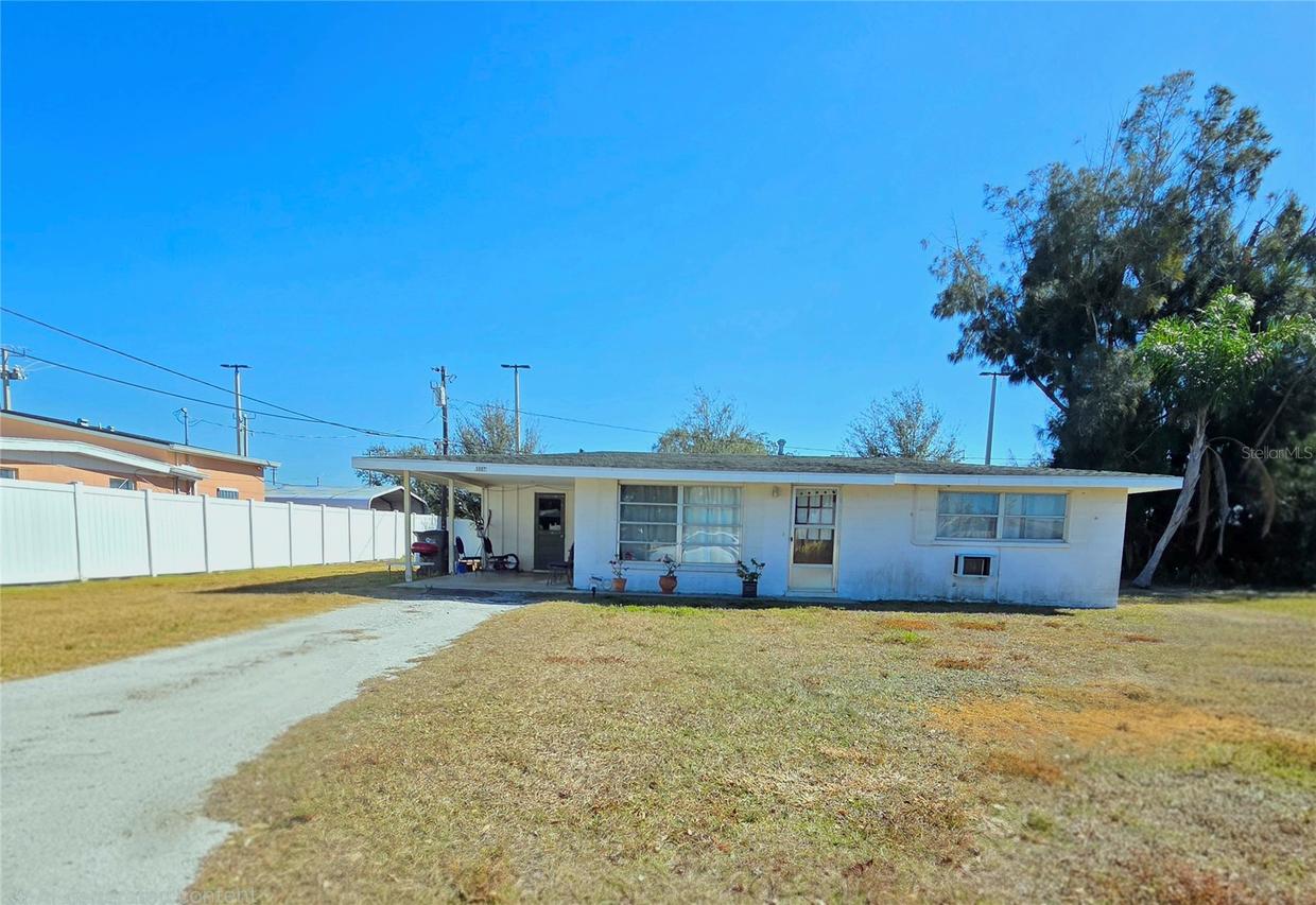 3007 15th St., Bradenton, FL 34205