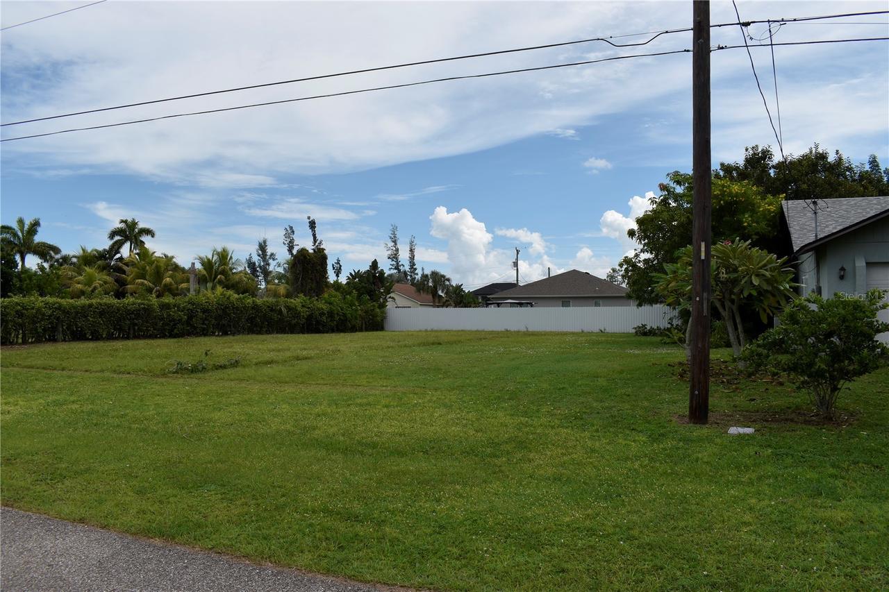 825 NE 7th Ter., Cape Coral, FL 33909