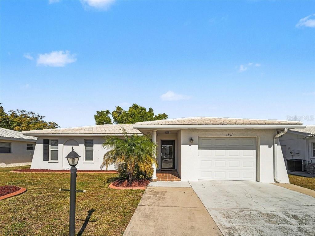 3807 Chinaberry Rd., Bradenton, FL 34208