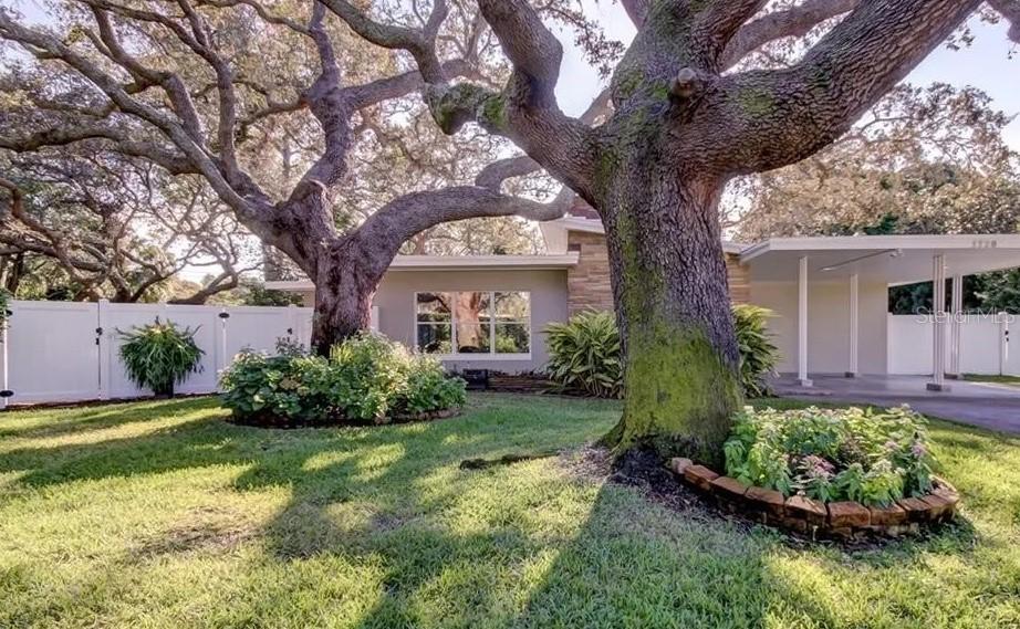 1320 Augusta Ln., St Petersburg, FL 33707