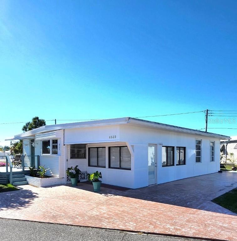 6522 Massachusetts St., Bradenton, FL 34207