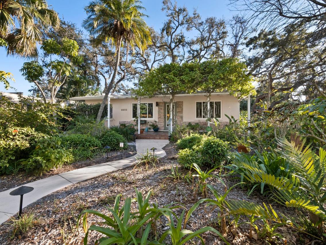 1642 Catalonia Ln., Sarasota, FL 34239