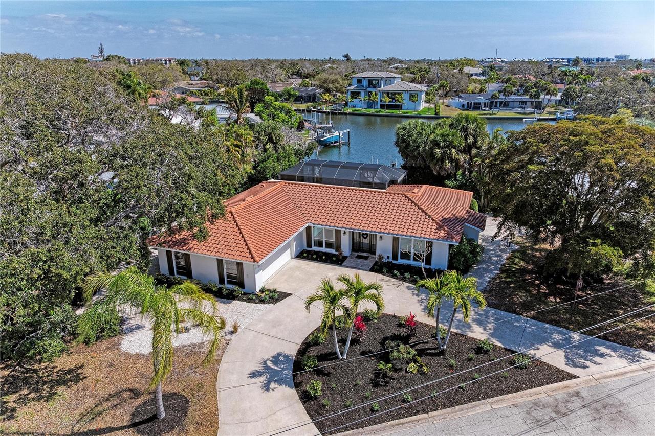 5507 Contento Dr., Sarasota, FL 34242