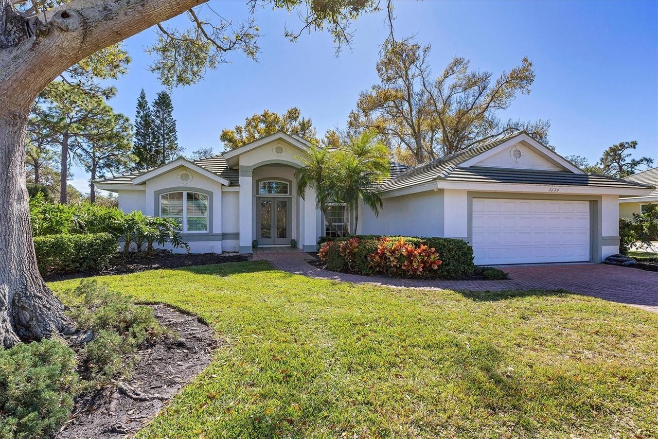 8684 Woodbriar Dr., Sarasota, FL 34238