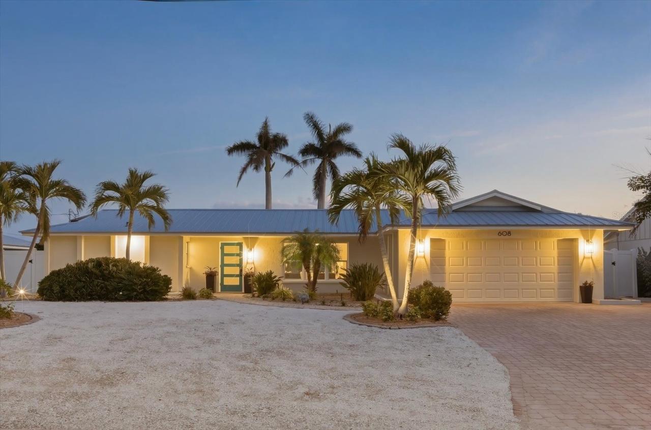 608 Gladstone Ln., Holmes Beach, FL 34217
