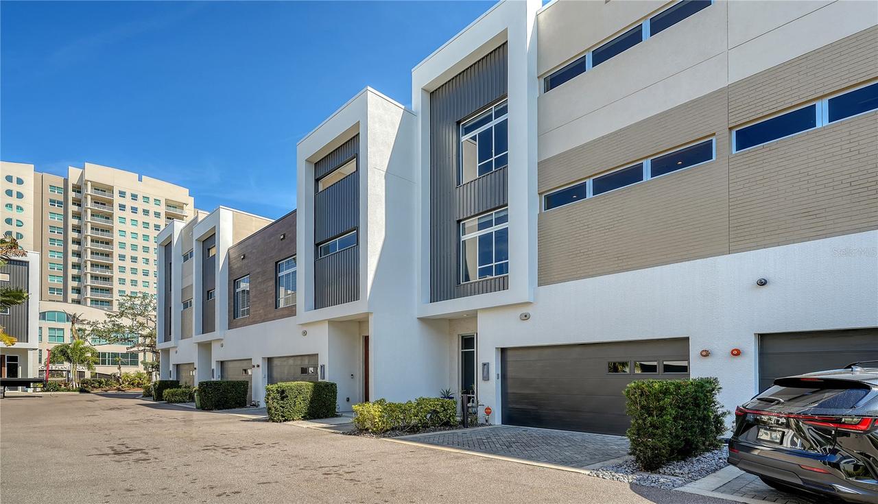 211 Cosmopolitan Ct., Sarasota, FL 34236