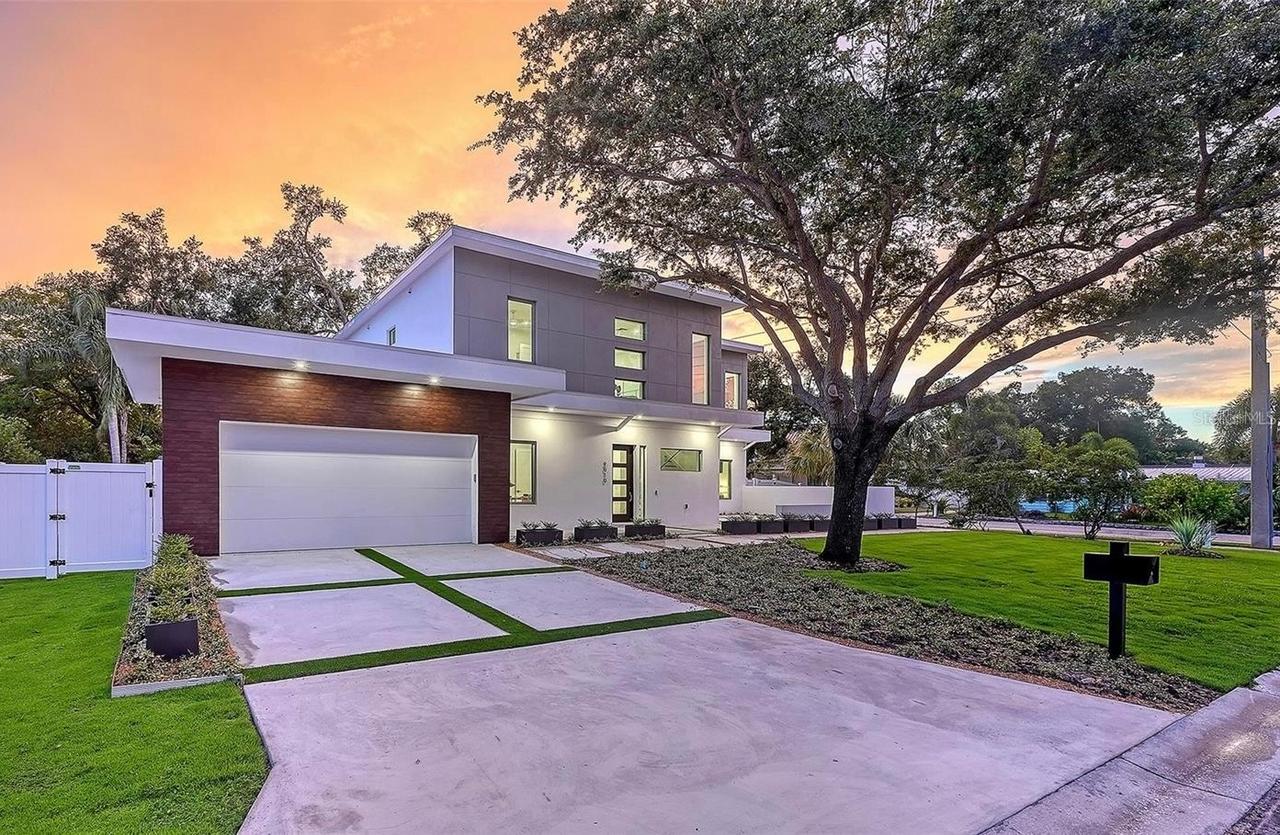 2010 Hyde Park Cir., Sarasota, FL 34239
