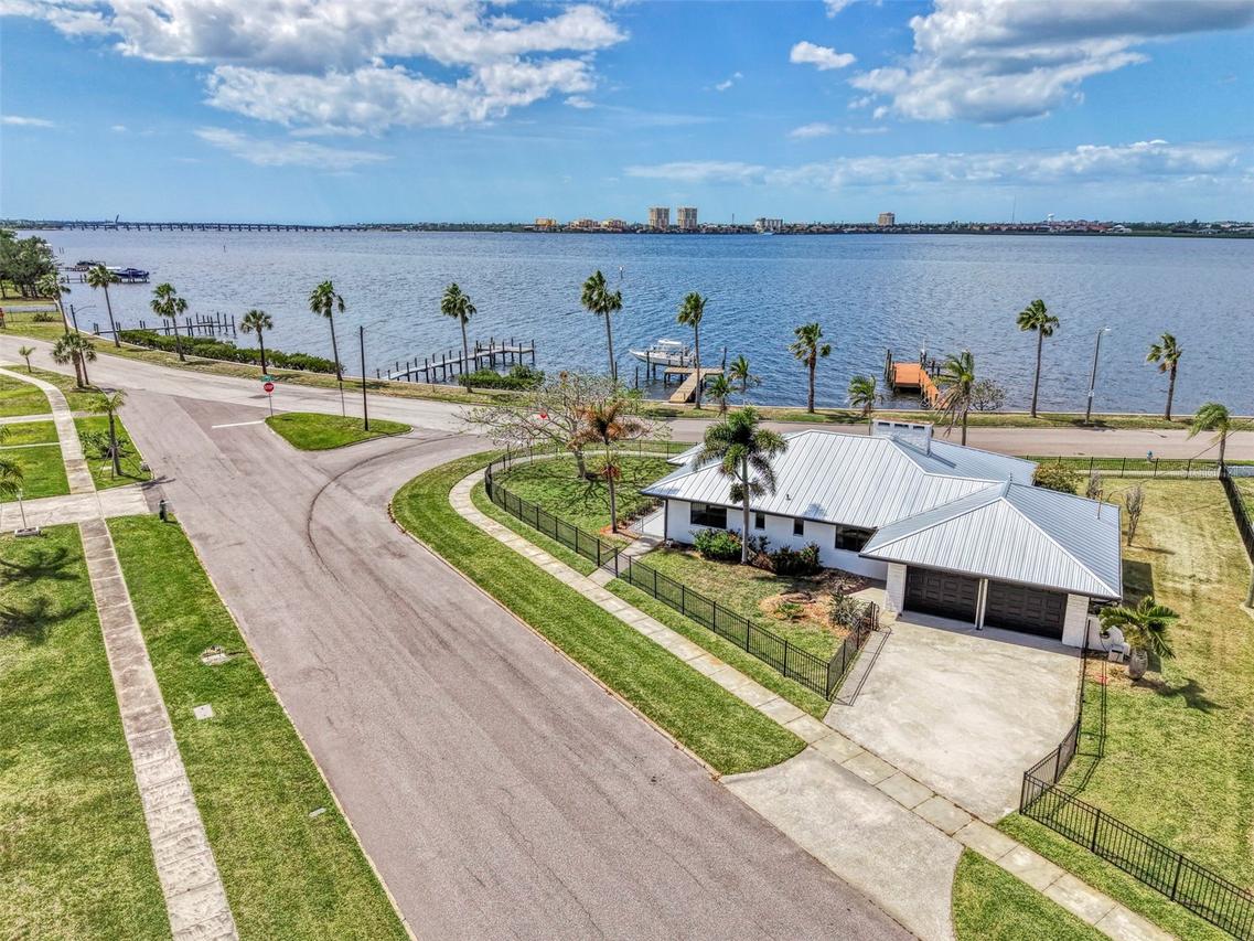 1822 Riverside Dr., Bradenton, FL 34208