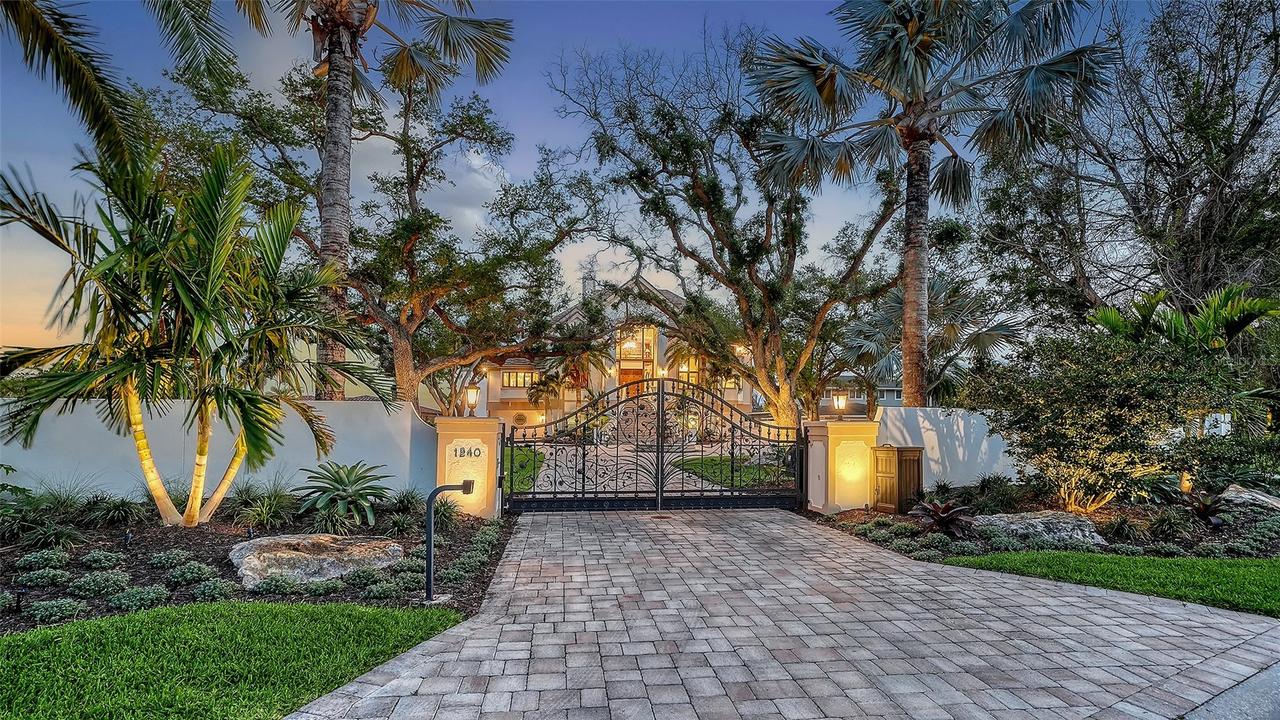 1240 Hillview Dr., Sarasota, FL 34239