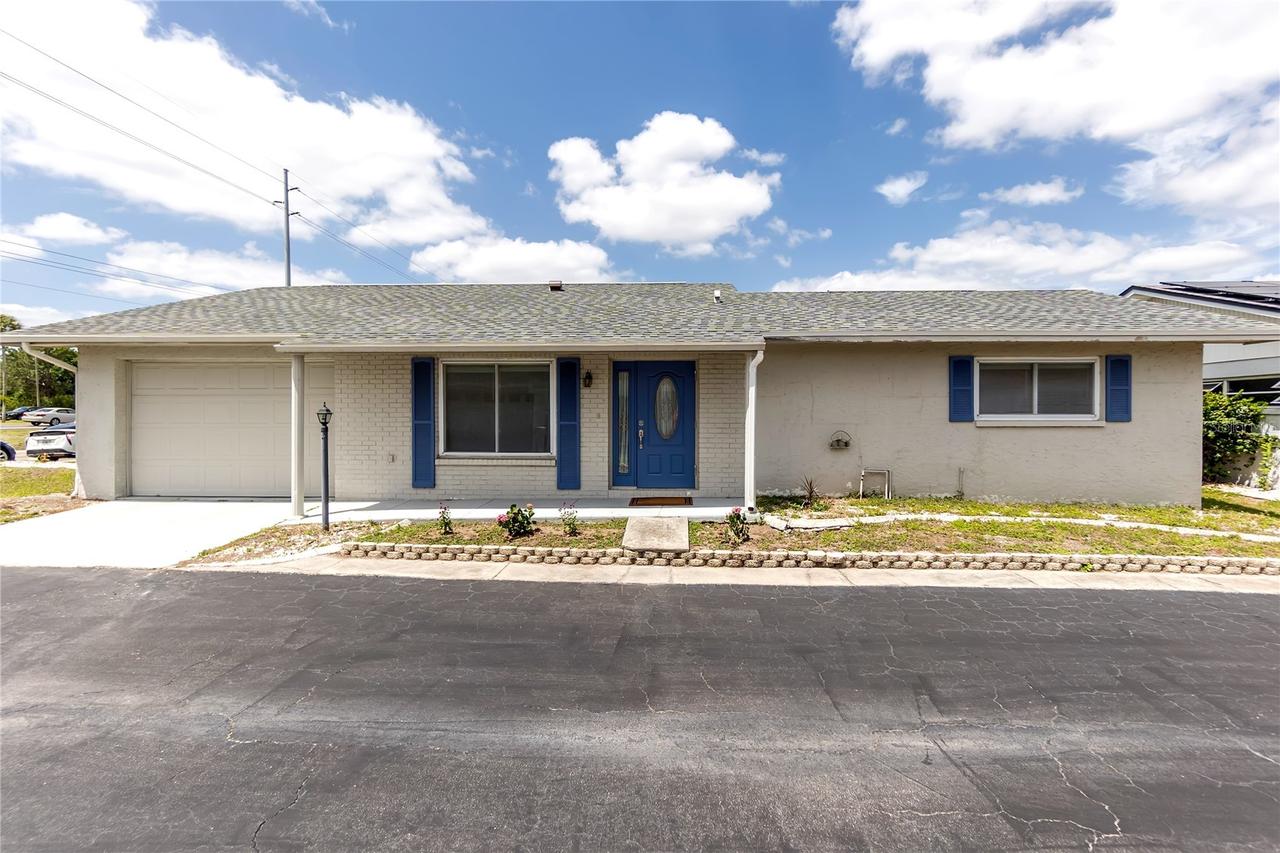 702 Huxley Pl., Sun City Center, FL 33573