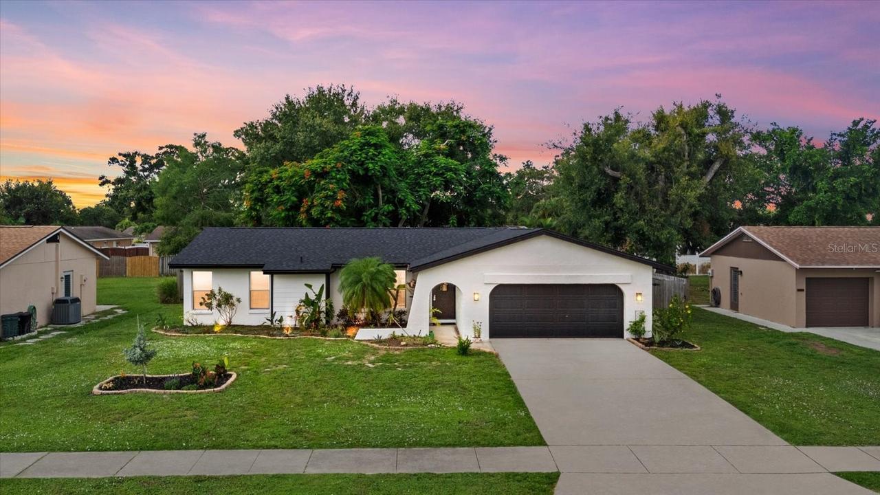 816 Queen Palm Ln., Sarasota, FL 34243